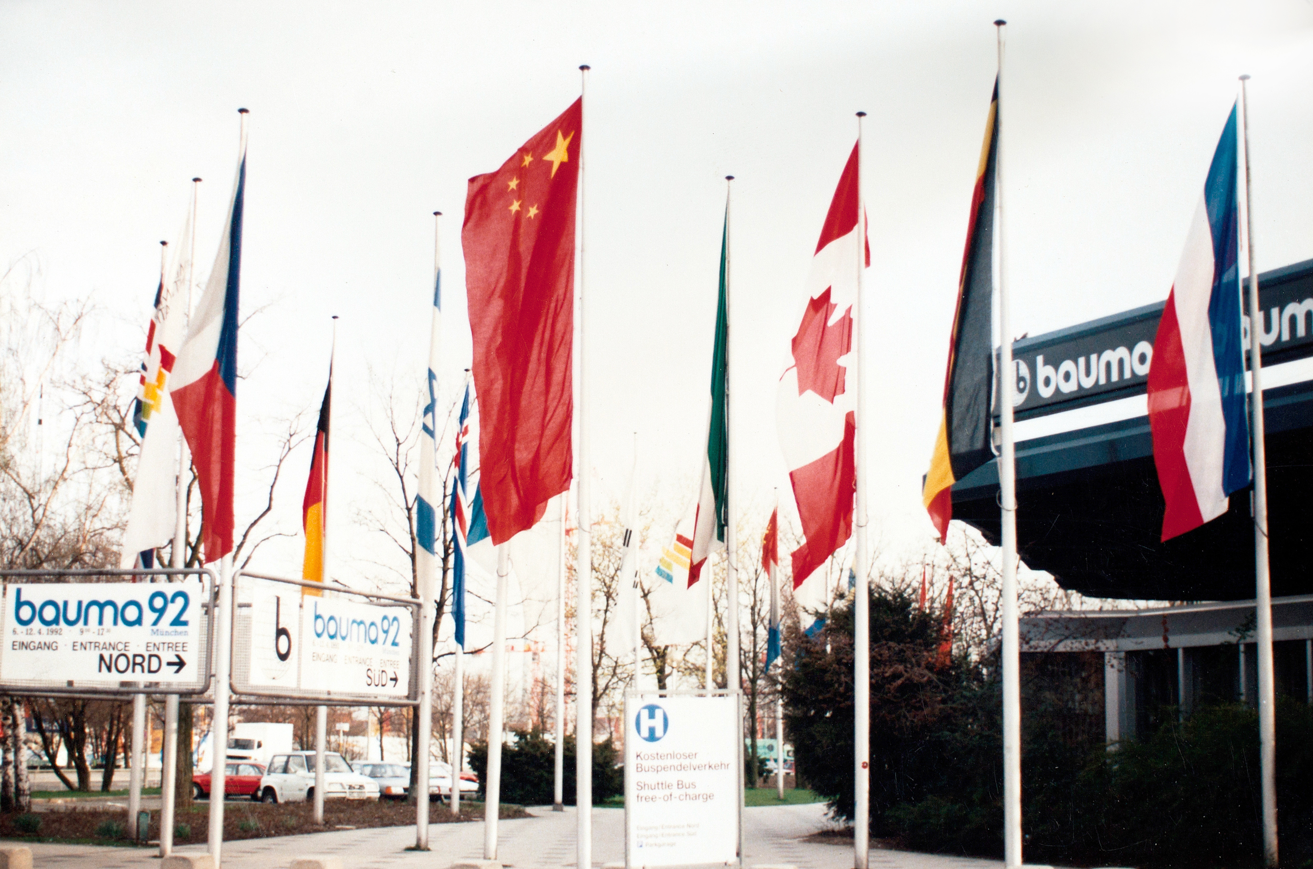 徐工成為行業(yè)首家取得自營(yíng)出口權(quán)的企業(yè)，正式拉開國(guó)際化序幕；是年，徐工代表行業(yè)首次參加德國(guó)寶馬展