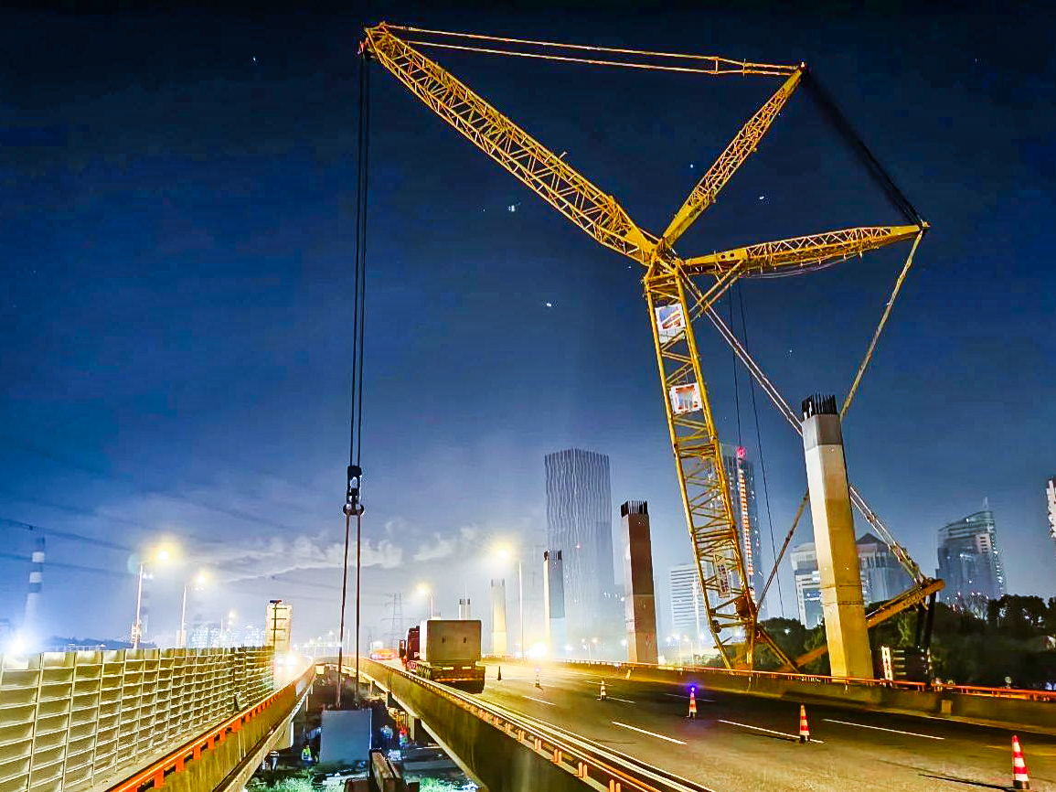 僅用4小時！XGC650跨高速助力沿江通道鋼蓋梁成功吊裝