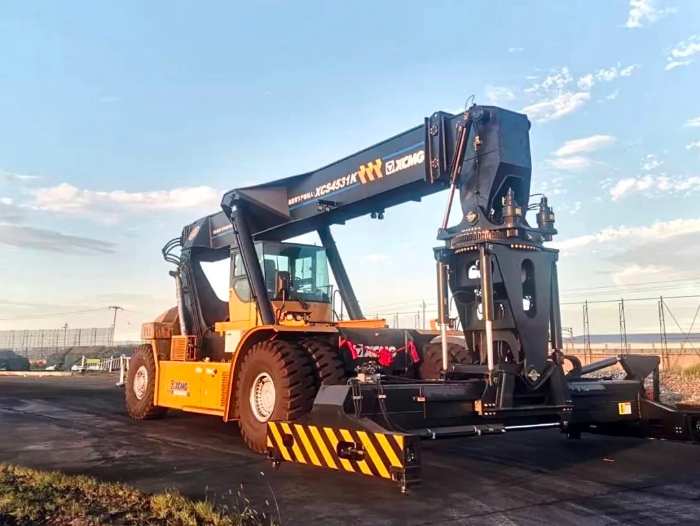 以質(zhì)提速！徐工傾斜吊具正面吊分鐘級響應(yīng)保障運輸安全暢通