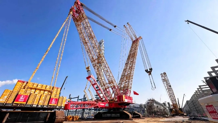 全球首臺問世的4000噸履帶式起重機，再創國內吊裝新紀錄！