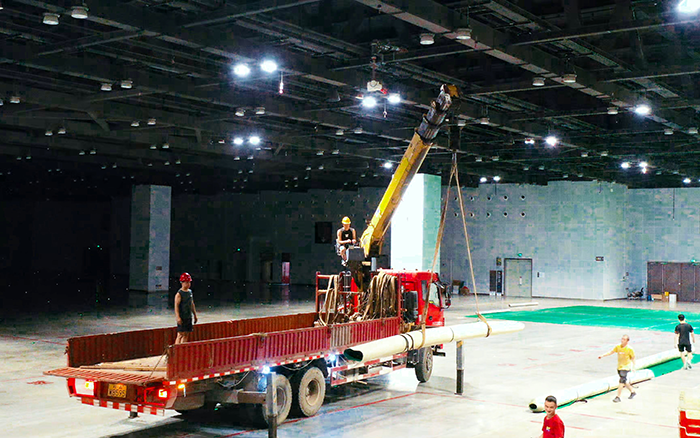 高效穩護航，徐工隨車起重機賦能廣西會展中心體育場館塑膠鋪設