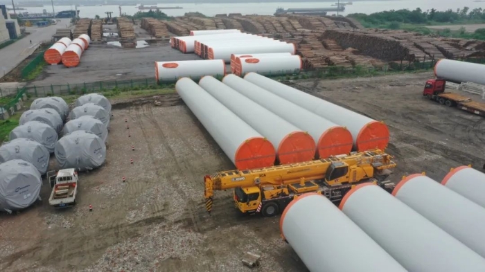 空間太小？在下徐工G2代可變支腿，百噸塔筒在港口“穩(wěn)運(yùn)”！