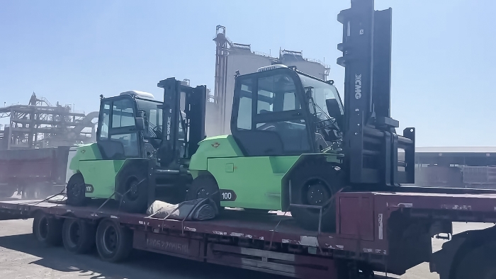 從室內(nèi)到室外，24小時不停歇！徐工孔雀叉車扎根新疆鋼材廠