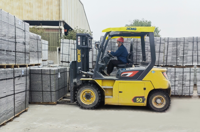 有“石”力！徐工孔雀電動叉車強勢入駐石材廠