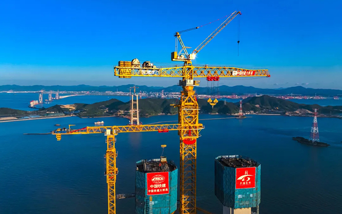 246.3米封頂！這座世界級跨海大橋“徐工造”