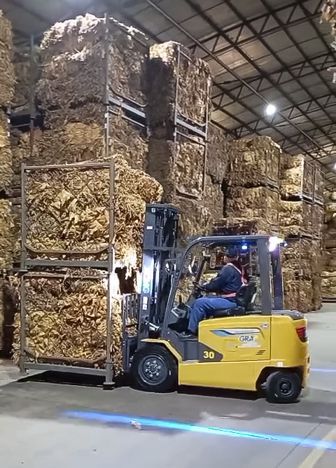 徐工鯤鵬電動叉車：煙草運輸?shù)陌踩咝逻x擇