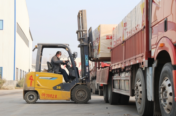 硬核實力賦能生產(chǎn)！徐工叉車批量進駐菏澤板材廠顯身手