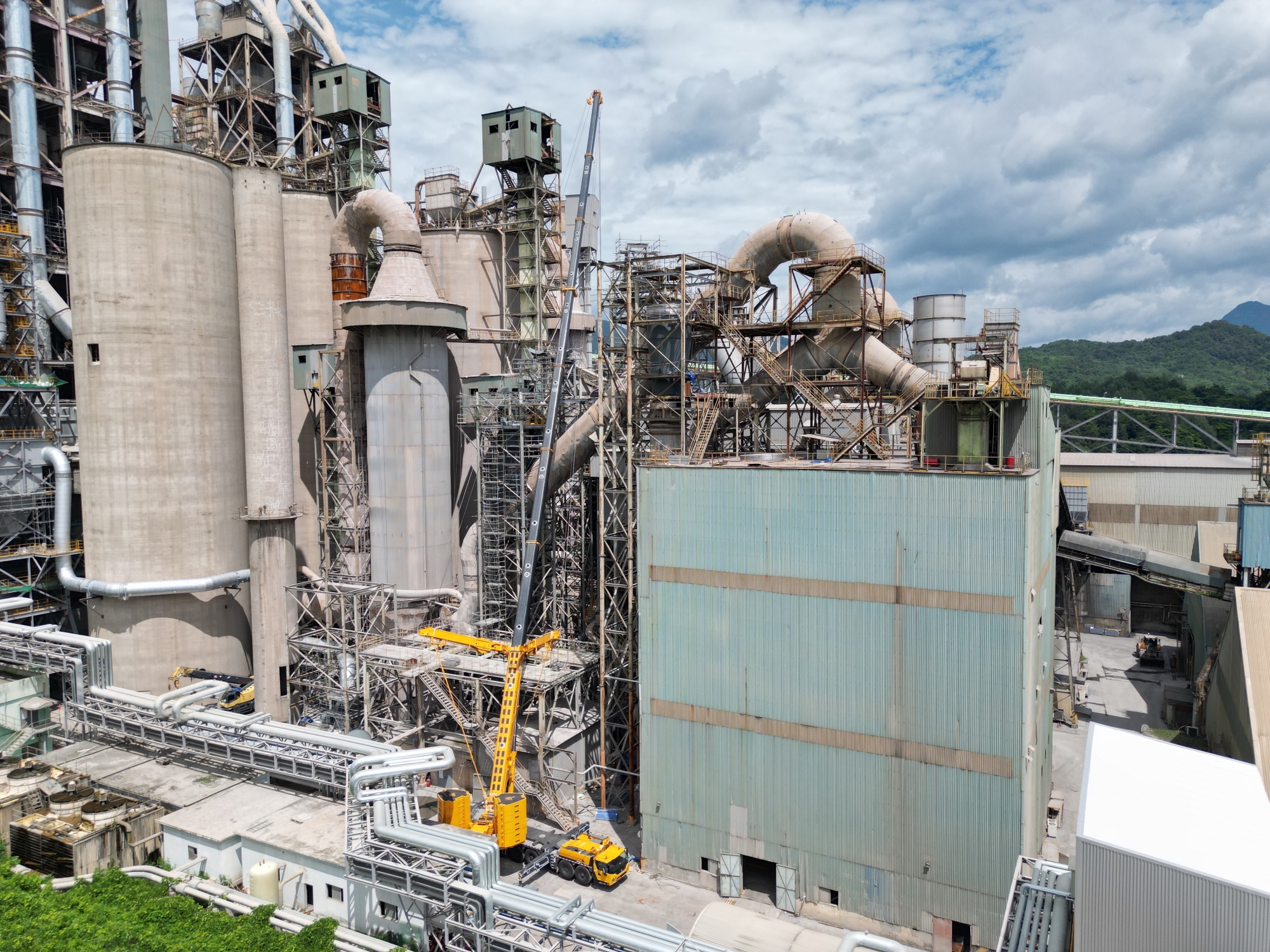 高效精準(zhǔn)，穩(wěn)如磐石——徐工XCA450_K全地面起重機(jī)助力現(xiàn)代水泥廠核心設(shè)備吊裝