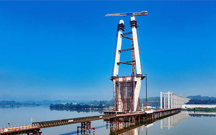 216.6米！徐工塔機助建漢陽湖岷江特大橋主塔封頂