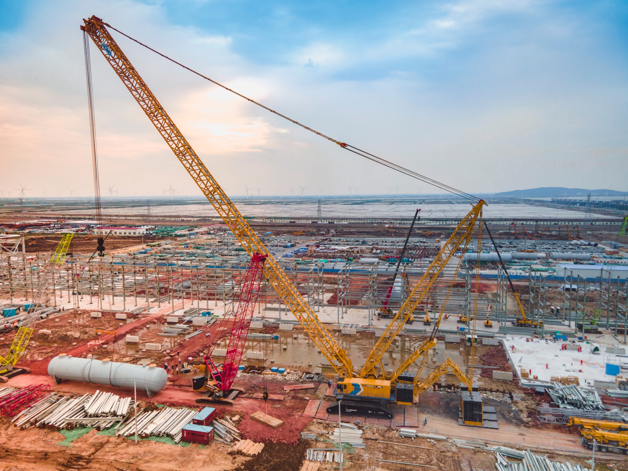 “巨艦”超新星！全球首臺(tái)徐工XLC26000閃耀海濱！