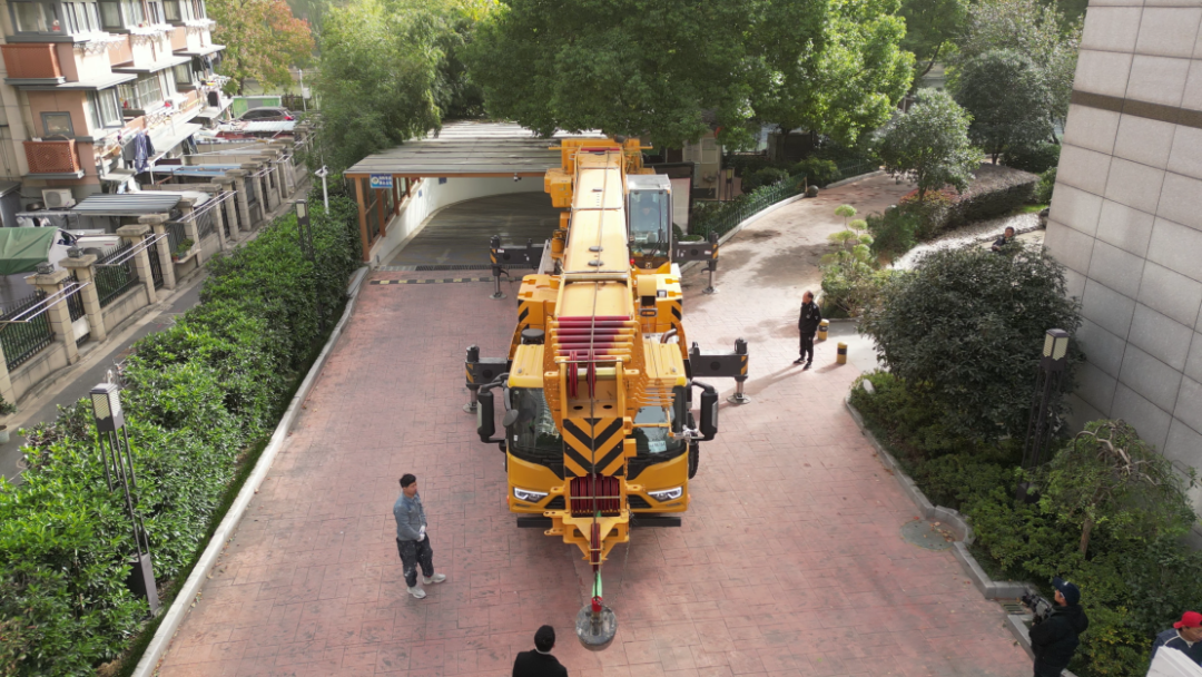 2.8米車寬殺出重圍！徐工G2代四橋130噸極限操作