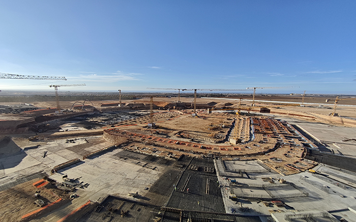 徐工群塔助力2030世界杯擎建全球最大足球場