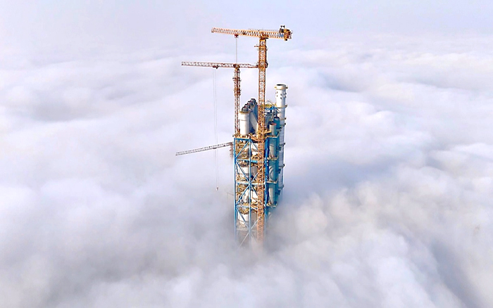 200米高空戰(zhàn)風沙！徐工群塔建功沙特重點項目