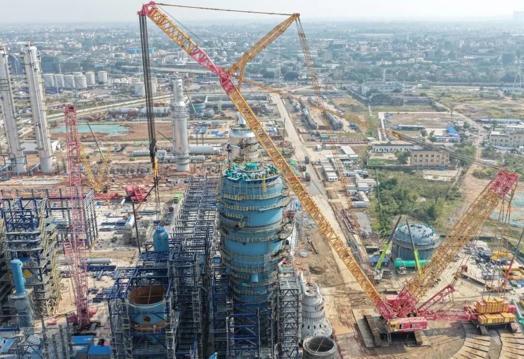 極限挑戰(zhàn)！徐工XGC88000巨擘如何破解石化吊裝難題？