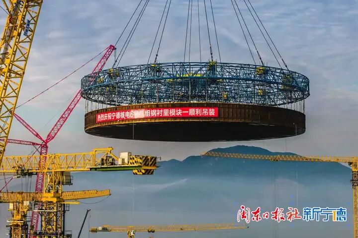 巨型“鍋蓋”升空！徐工2000噸級(jí)巨擘擎起核電新高度