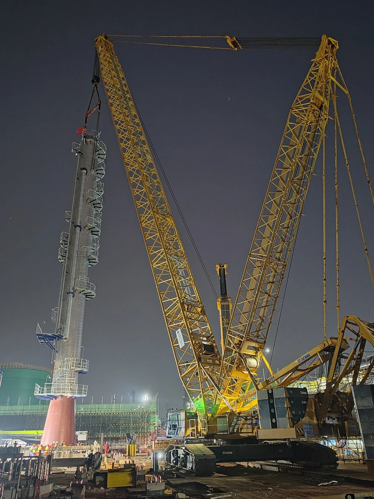 擎天立柱！徐工XGC400力拔山河，石化首塔精準(zhǔn)就位創(chuàng)標(biāo)桿！