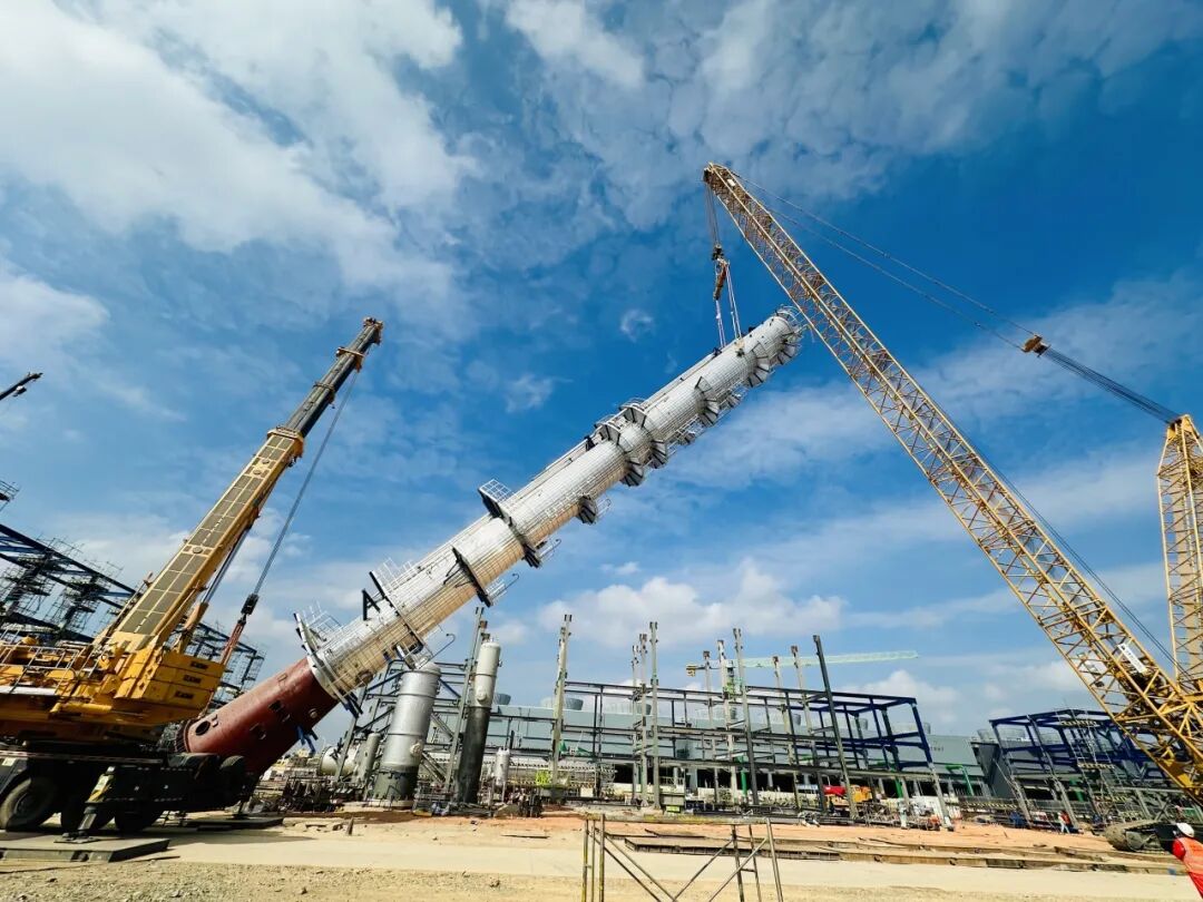 力擎蒼穹！徐工XGC400助建石化重器，核心高塔精準(zhǔn)就位！