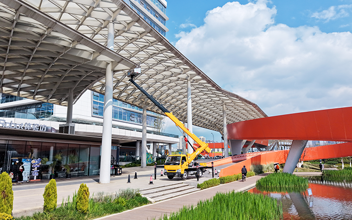 高空“精修”！徐工M系列高空作業(yè)車為西南擦亮城市封面