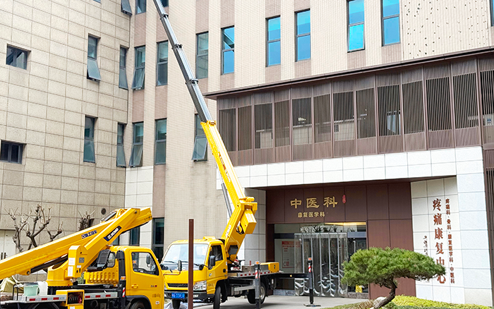 精準高效！徐工藍牌高空作業(yè)車出色勝任醫(yī)院外立面施工作業(yè)