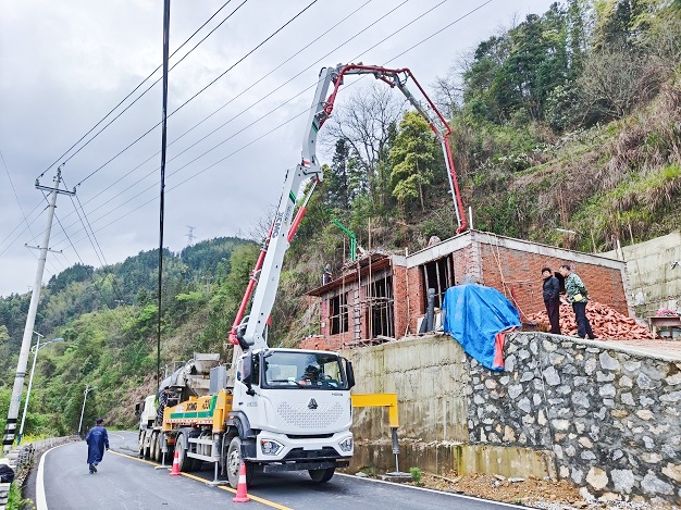 雨后轉(zhuǎn)晴搶工期！徐工HB33V助力新化民房高效澆筑