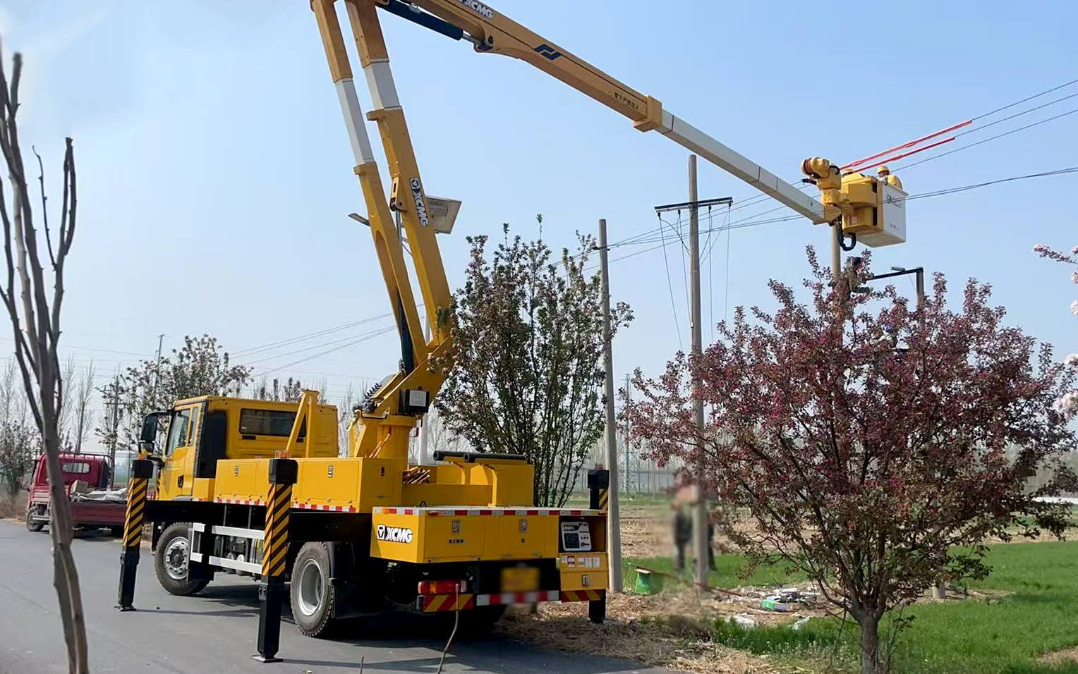 春啟新程保供電 徐工絕緣斗臂車賦能河北鄉(xiāng)鎮(zhèn)電網(wǎng)升級